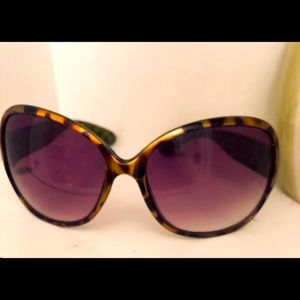 Tortoise shell print sunglasses